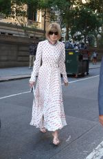 ANNA WINTOUR Arrives at Marc Jacobs Fashion Show in New York 07/01/2024