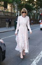 ANNA WINTOUR Arrives at Marc Jacobs Fashion Show in New York 07/01/2024