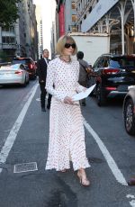 ANNA WINTOUR Arrives at Marc Jacobs Fashion Show in New York 07/01/2024