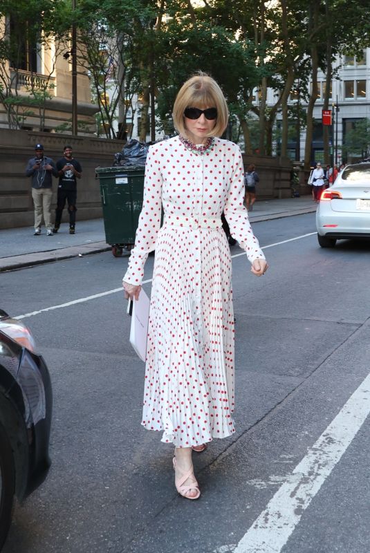 ANNA WINTOUR Arrives at Marc Jacobs Fashion Show in New York 07/01/2024