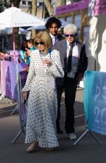 ANNA WINTOUR Leaves Men