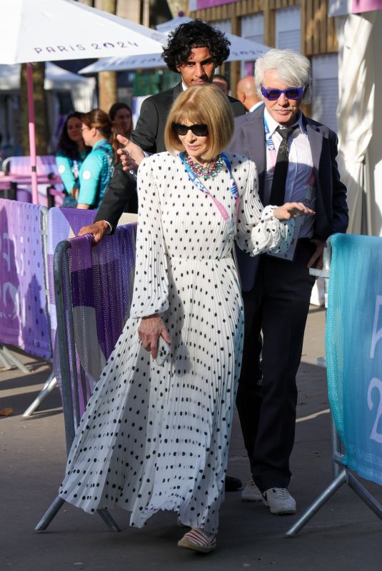 ANNA WINTOUR Leaves Men
