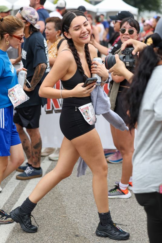 ATIANA DE LA HOYA Completes 5k Run at Travis Barker