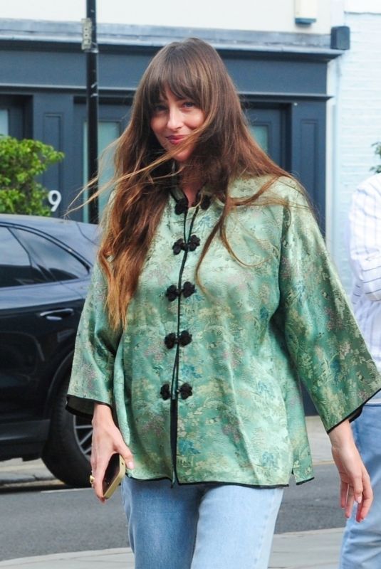 DAKOTA JOHNSON Leaves a Beauty Salon in London 07/12/2024