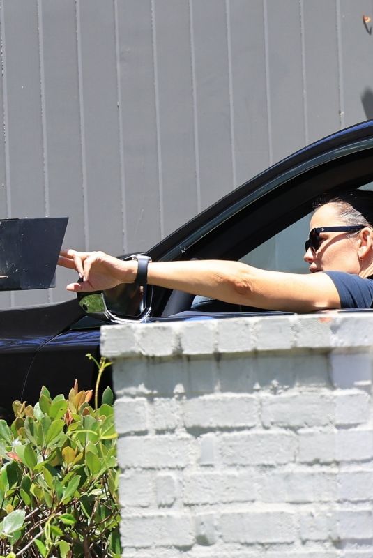 JENNIFER GARNER Arrives at Ben Affleck