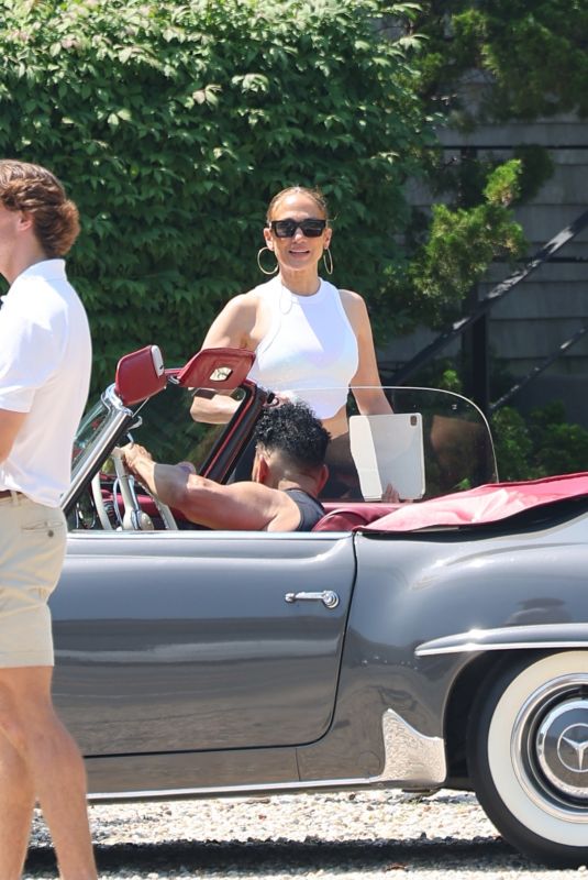 JENNIFER LOPEZ Leaves Equinox Gym in The Hamptons 07/14/2024
