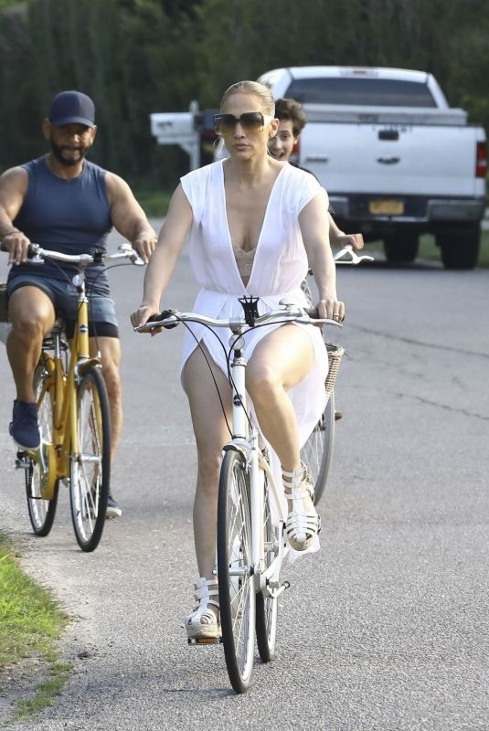 JENNIFER LOPEZ on a bike Ride with Benny Medina and her son Max in New York 07/18/2024