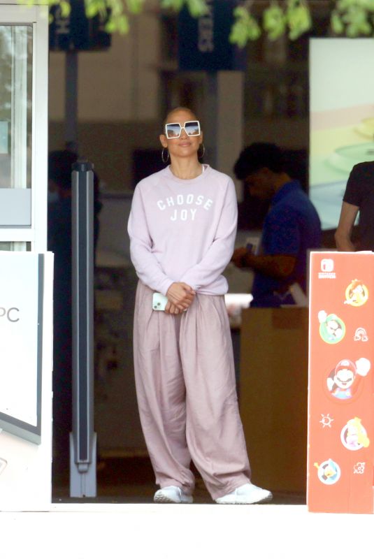 JENNIFER LOPEZ Out and About in Long Islands 07/18/2024