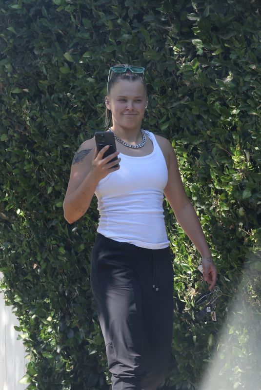 JOJO SIWA Leaves a Nail Salon in Studio City 07/07/2024