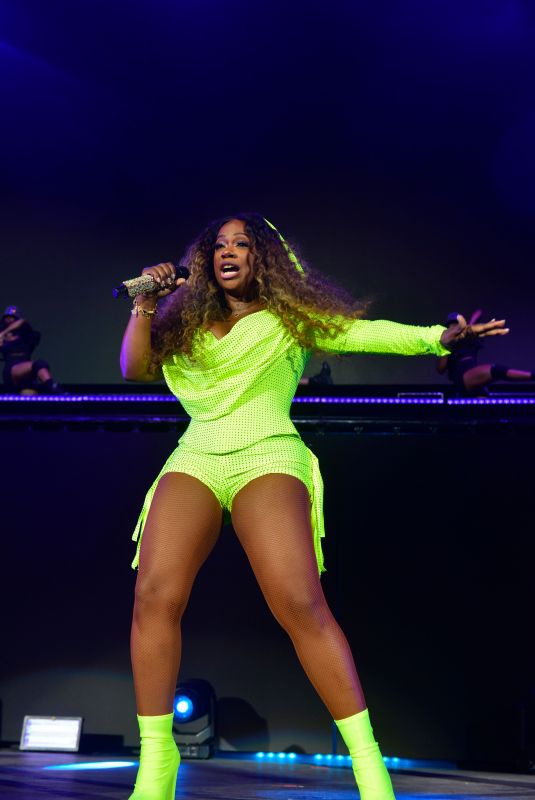 KANDI BURRUSS Performs at The Queens Of R&B Tour in West Palm Beach 07/14/2024