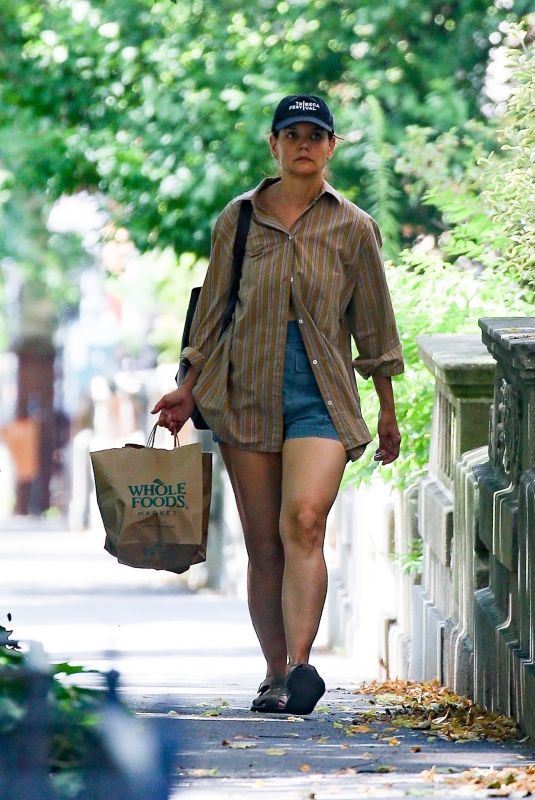 KATIE HOLMES Shopping at Her Local Whole Foods Market in New York 07/10/2024
