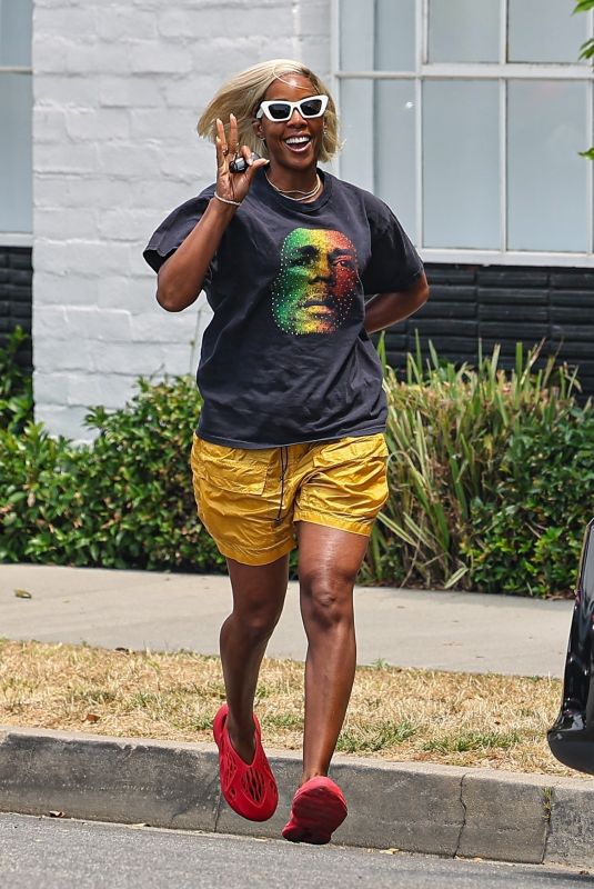 KELLY ROWLAND Leaves a Hair Salon in Los Angeles 06/11/2024