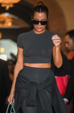 KIM and KHLOE KARDASHIAN Get Ready to Leave India 07/14/2024
