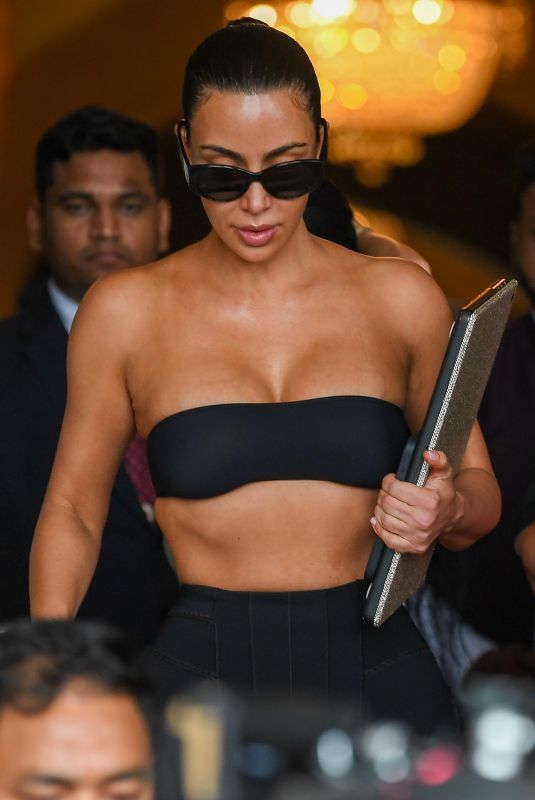 KIM and KHLOE KARDASHIAN Get Ready to Leave India 07/14/2024