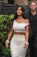 KIM and KHLOE KARDASHIAN Out and About in Mumbai 07/12/2024