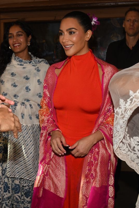 KIM and KHLOE KARDASHIAN Visited a Traditional Indian Temple in Mumbai 07/13/2024