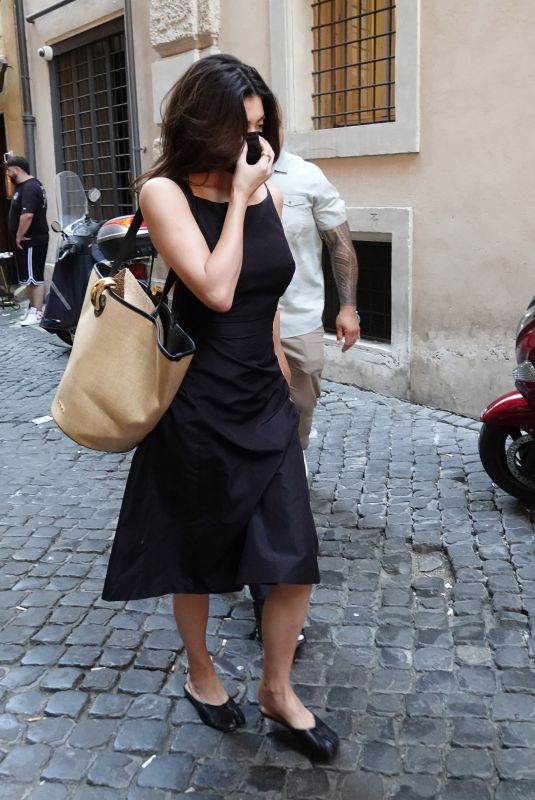 KYLIE JENNER Leaves Dal Moro