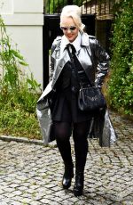 LADY VICTORIA HERVEY and AMANDA ELIASCH Arrives at Jackie Sinclair