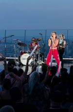 LAINEY WLSON Performs at Macy
