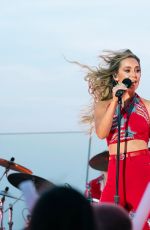 LAINEY WLSON Performs at Macy