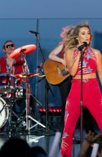 LAINEY WLSON Performs at Macy