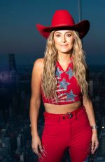 LAINEY WLSON Performs at Macy