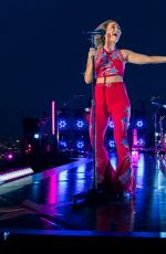 LAINEY WLSON Performs at Macy