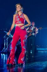 LAINEY WLSON Performs at Macy