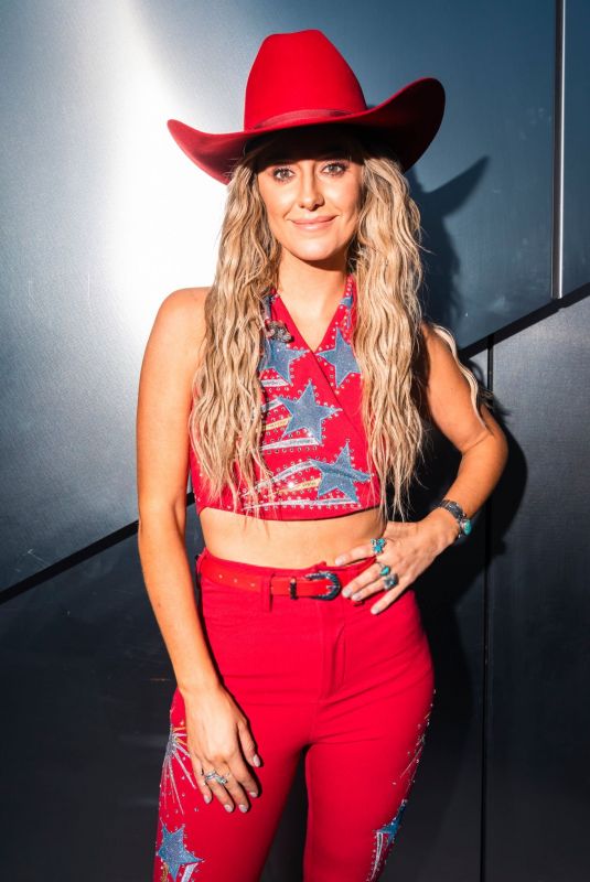 LAINEY WLSON Performs at Macy