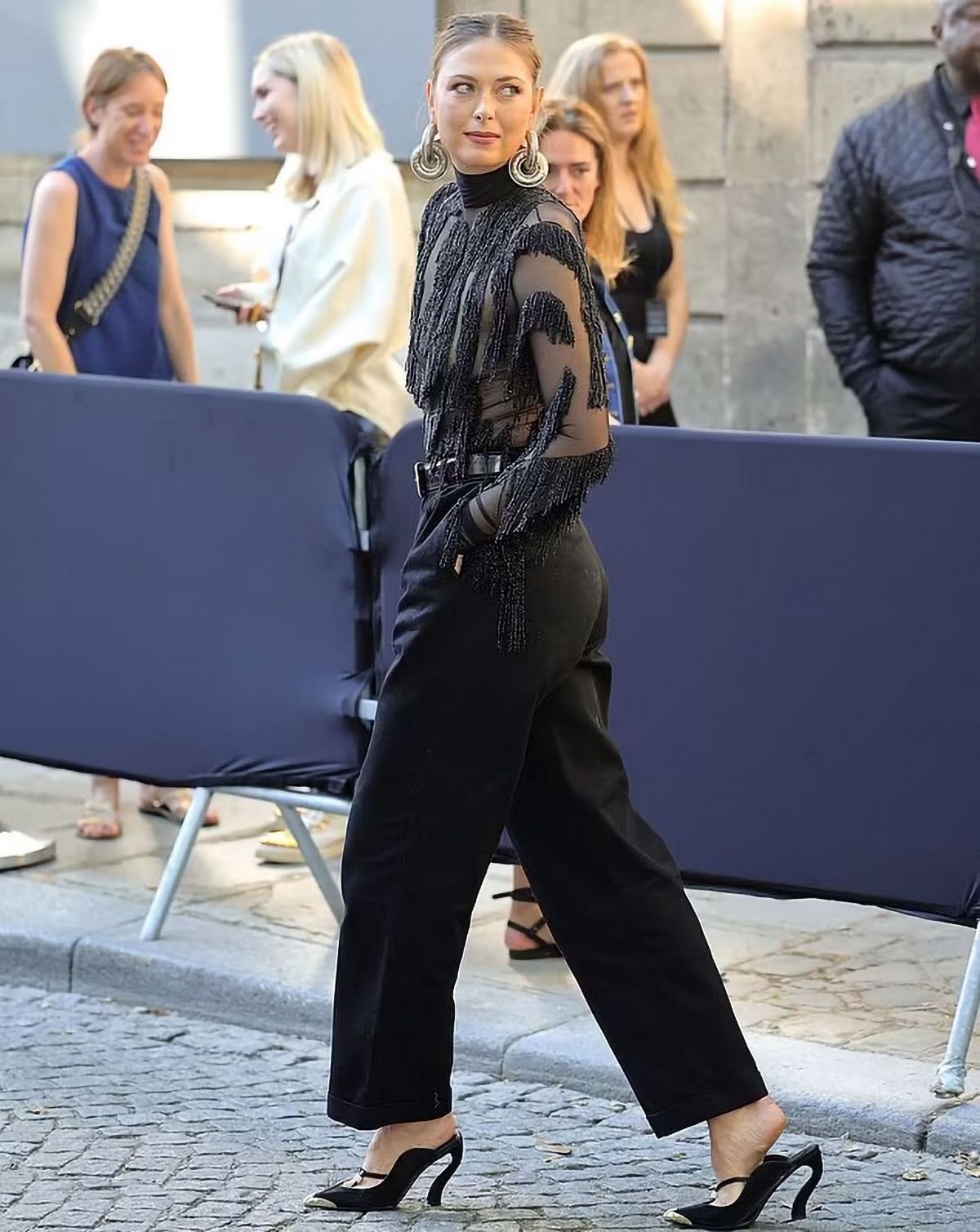 maria-sharapova-arrivesat-fall-winter-2025-haute-couture-fashion-week