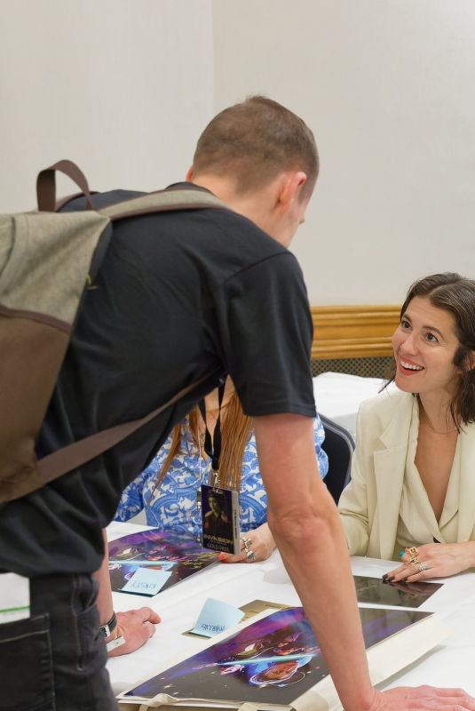 MARY ELIZABETH WINSTEAD Signing Autographs at Starfury: Invasion Convention in Birmingham 06/29/2024