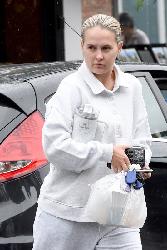 MOLLY MAE HAGUE Leaves a Nail Bar in Hale 07/01/2024