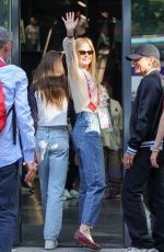 NICOLE KIDMAN and Keith Urban Leaves Women