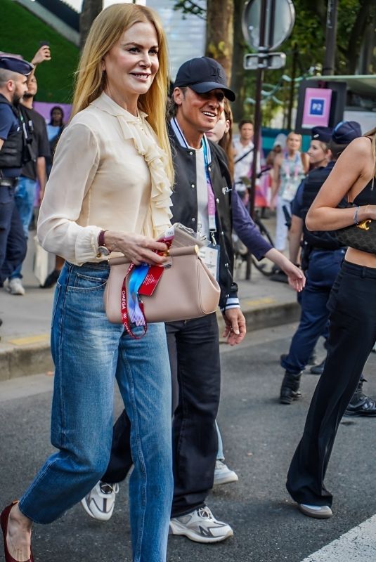 NICOLE KIDMAN and Keith Urban Leaves Women