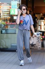 PENELOPE CRUZ Shopping at Erewhon Market in Los Angeles 07/18/2024