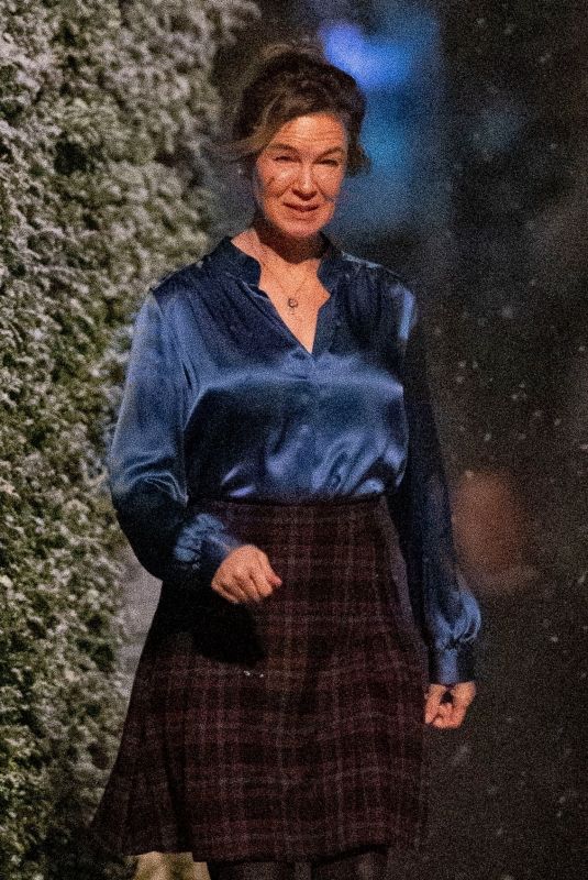 RENEE ZELLWEGER Filming Christmas Snow Scenes for Bridget Jones Movie in London 07/17/2024