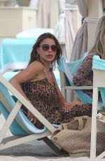 SOFIA VERGARA and Friends Enjoy Lunch at Alpemare Beach in Forte dei Marmi 07/21/2024