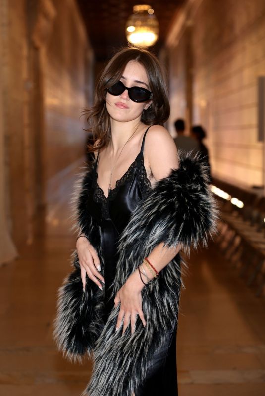 TALIA RYDER Arrives at Marc Jacobs Fall 2024 Runway Show at New York Public Library in New York 07/01/2024