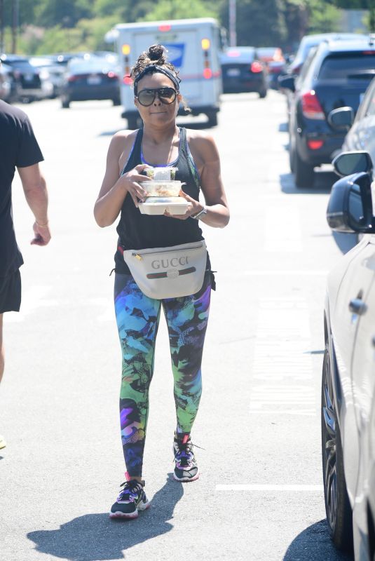 TARAJI P. HENSON Grabs Lunch To-go in Los Angeles 07/15/2024