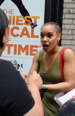 TRACI ELAINE LEE Sign Autographs for Her Fans in new York 07/26/202