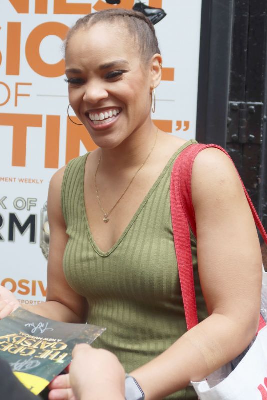 TRACI ELAINE LEE Sign Autographs for Her Fans in new York 07/26/202