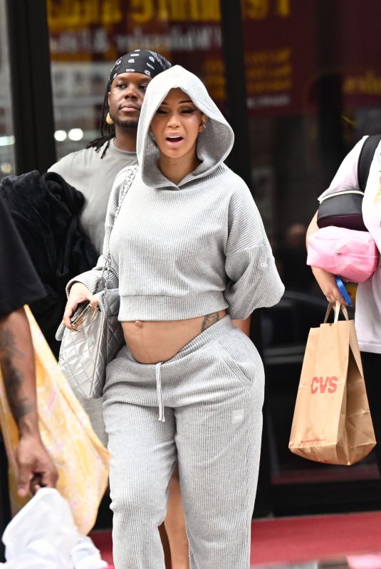 CARDI B ardi Leaves a Hotel in New York 08/01/2024
