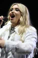 ELLA HENDERSON Performs as Special Guest to James Arthur at Market Rasen Racecourse 08/17/2024
