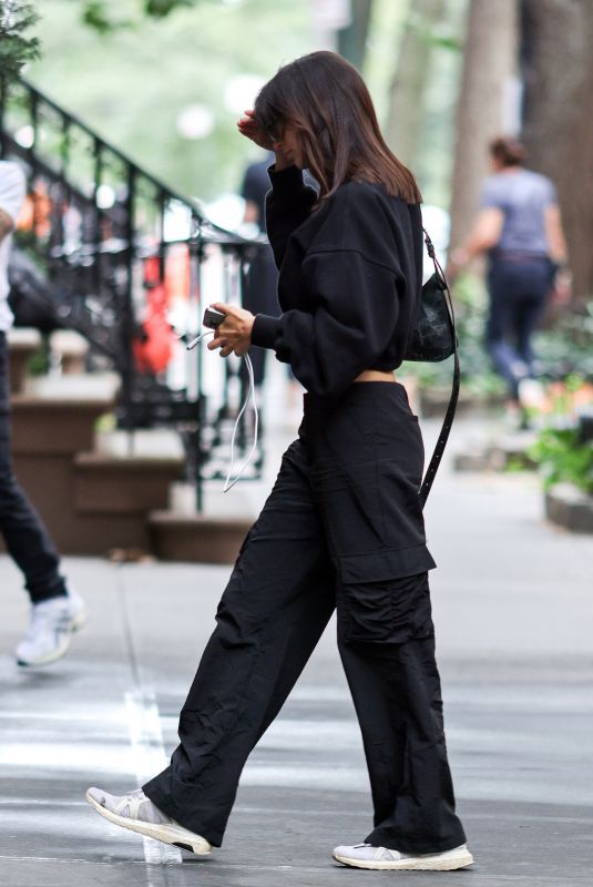 EMILY RATAJKOWSKI Arrives at Her Apartment in New York 08/22/2024