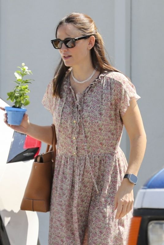 JENNIFER GARNER Out and About in Brentwood 08/25/2024