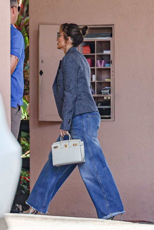 JENNIFER LOPEZ in a Stylish Bell Bottom Jeans Out for Lunch with Her Kids 08/10/2024