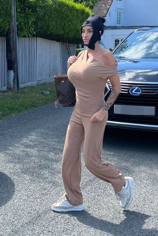 KATIE PRICE Arrives Back in UK 08/09/2024