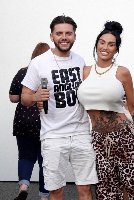 KATIE PRICE at a Pub Lunch at White Horse Pub in Norfolk 08/20/2024