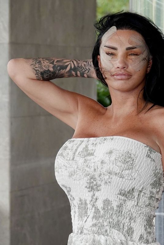 KATIE PRICE with Heavily Bruised Face on Her Turkish Getaway 08/08/2024