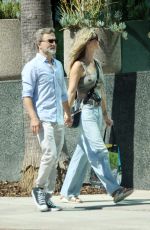 KELLY RIZZO and Breckin Meyer at a Local Farmers Market in Studio City 08/18/2024